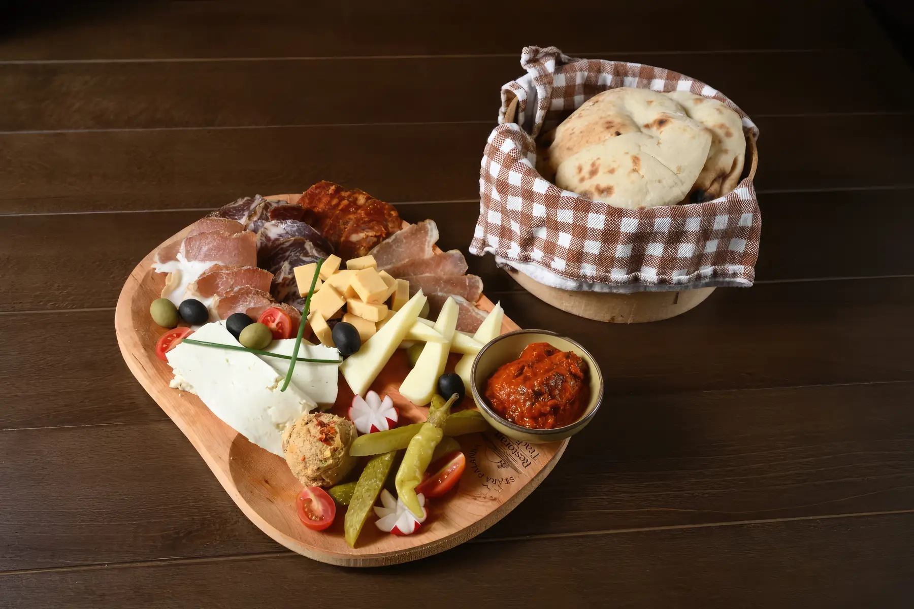 Ručak porcija sa pomfritom, mesom, ajvarom, lepinjama.